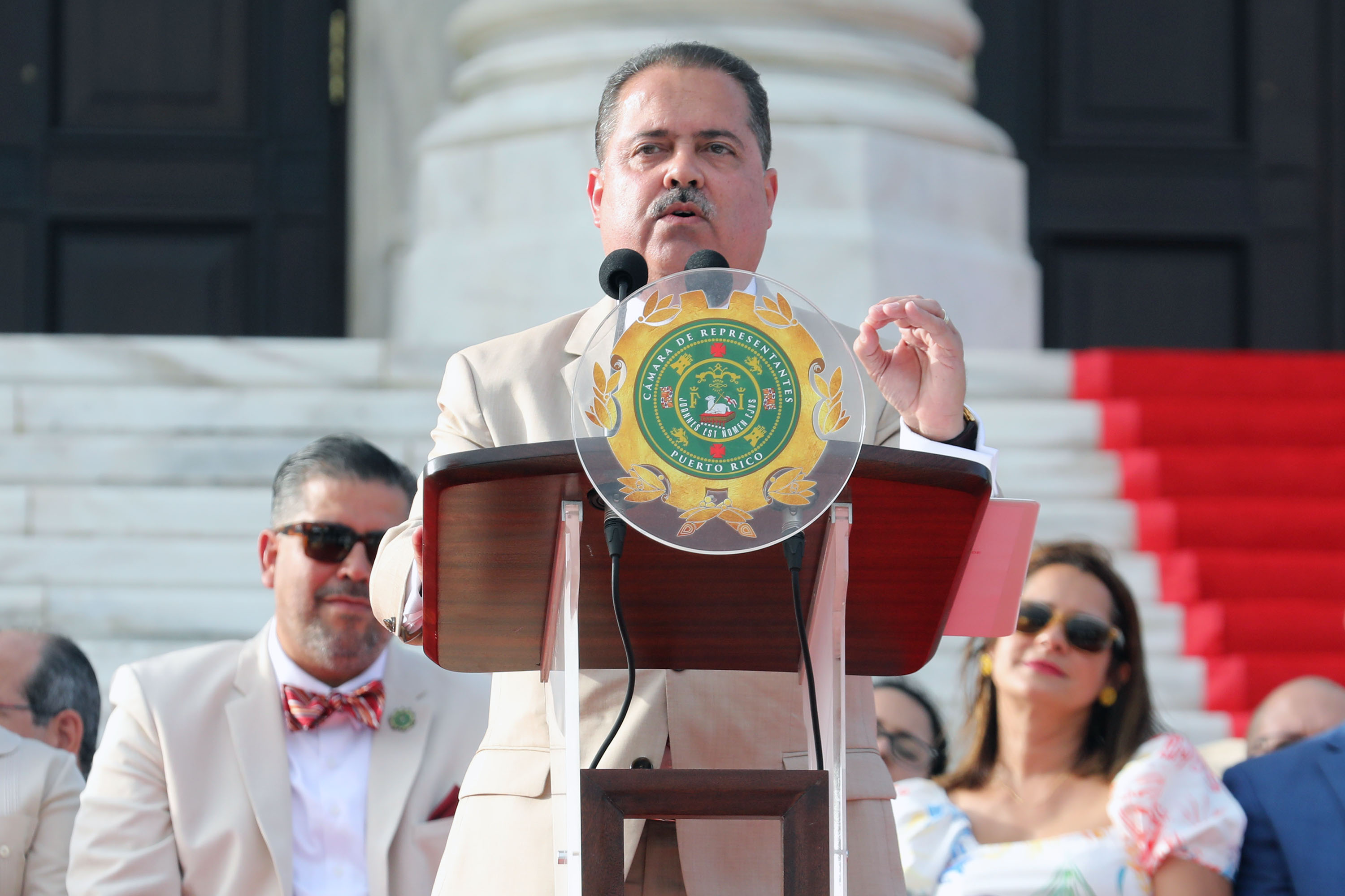 "Es nuestra Constitución, motivo de orgullo para todos; porque a través de sus disposiciones, nos cobija y protege, fortaleciendo los cimientos de una sociedad pluralista que vive su presente y anhela su futuro", dijo el líder senatorial, Dalmau Santiago.