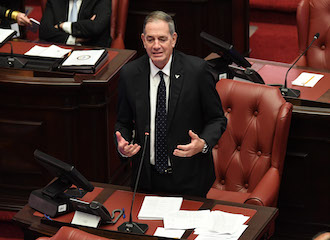 En el sexto episodio de Senado Digital, el senador del Partido Nuevo Progresista, Henry Neumann, presidente de la Comisión de Seguridad Pública y Asuntos del Veterano, nos habla sobre el Proyecto del Senado 624 para establecer la “Ley para regular el inventario de SAFE Kits”, entre otros asuntos.
